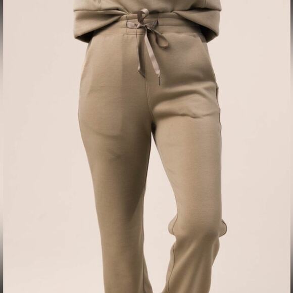 Dear Scarlett Large Sage Green Day Trip Jogger Pants NWT - Picture 1 of 4